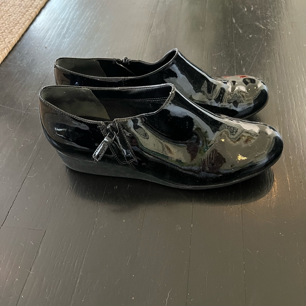 Women's Cole Haan wedge side zip shoes. Size 9.5 womens shoe.